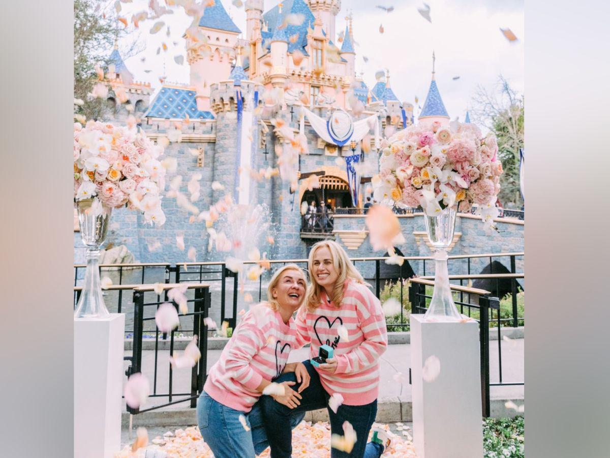 Rebel Wilson se compromete con su novia Ramona en parque de Disneyland