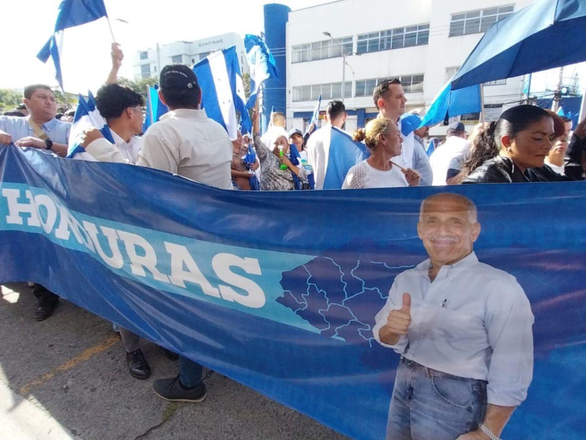 Sonriendo y saludando desde la ventana, ‘Tito’ Asfura ingresa a los tribunales en la capital