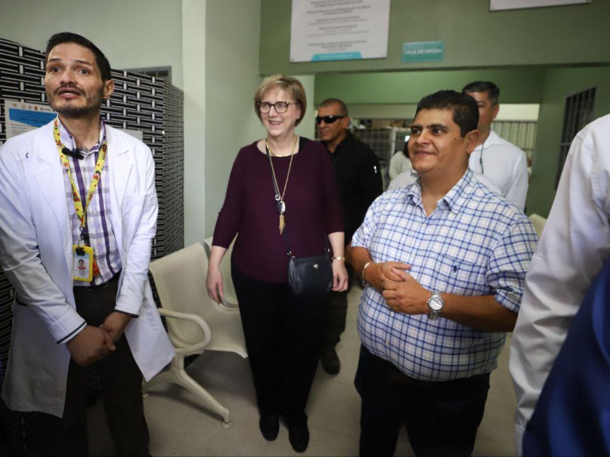 Laura Dogu encabeza inauguración de remodelado centro de salud en colonia San Miguel