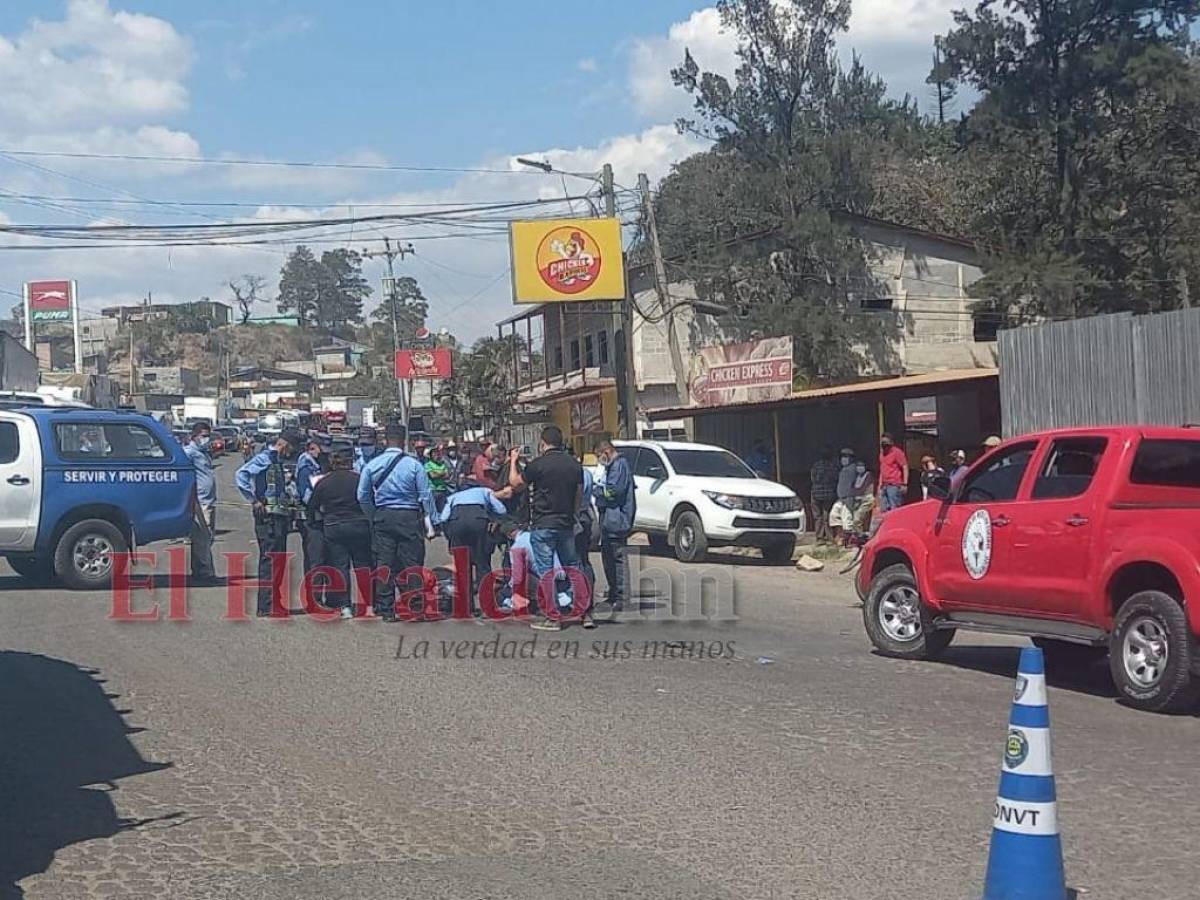 El cuerpo ya inerte quedó a un lado de la concurrida carretera.