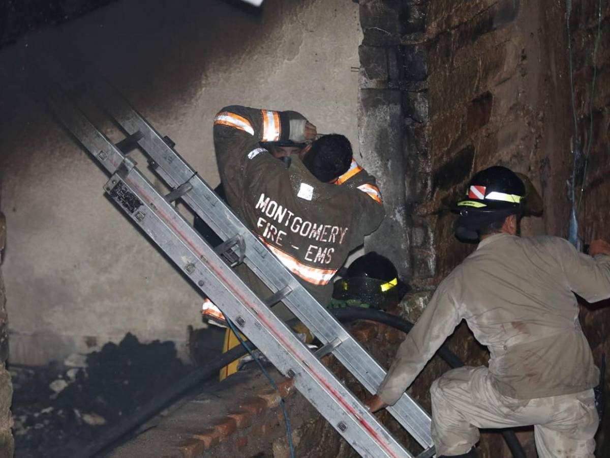 El cansancio entre bomberos tras horas de lucha contra incendio en mercado Las Américas