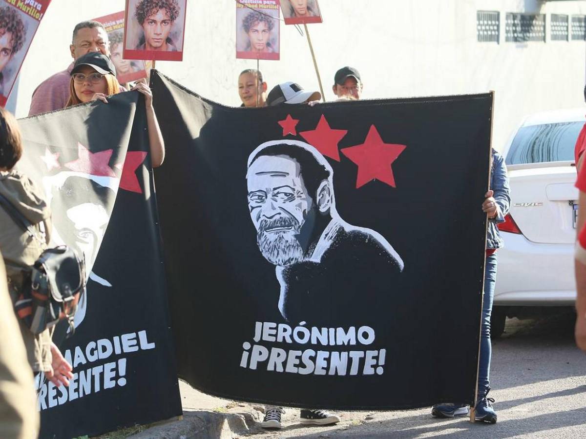 Entre protestas y resguardo policial celebran audiencia inicial contra Romeo Vásquez