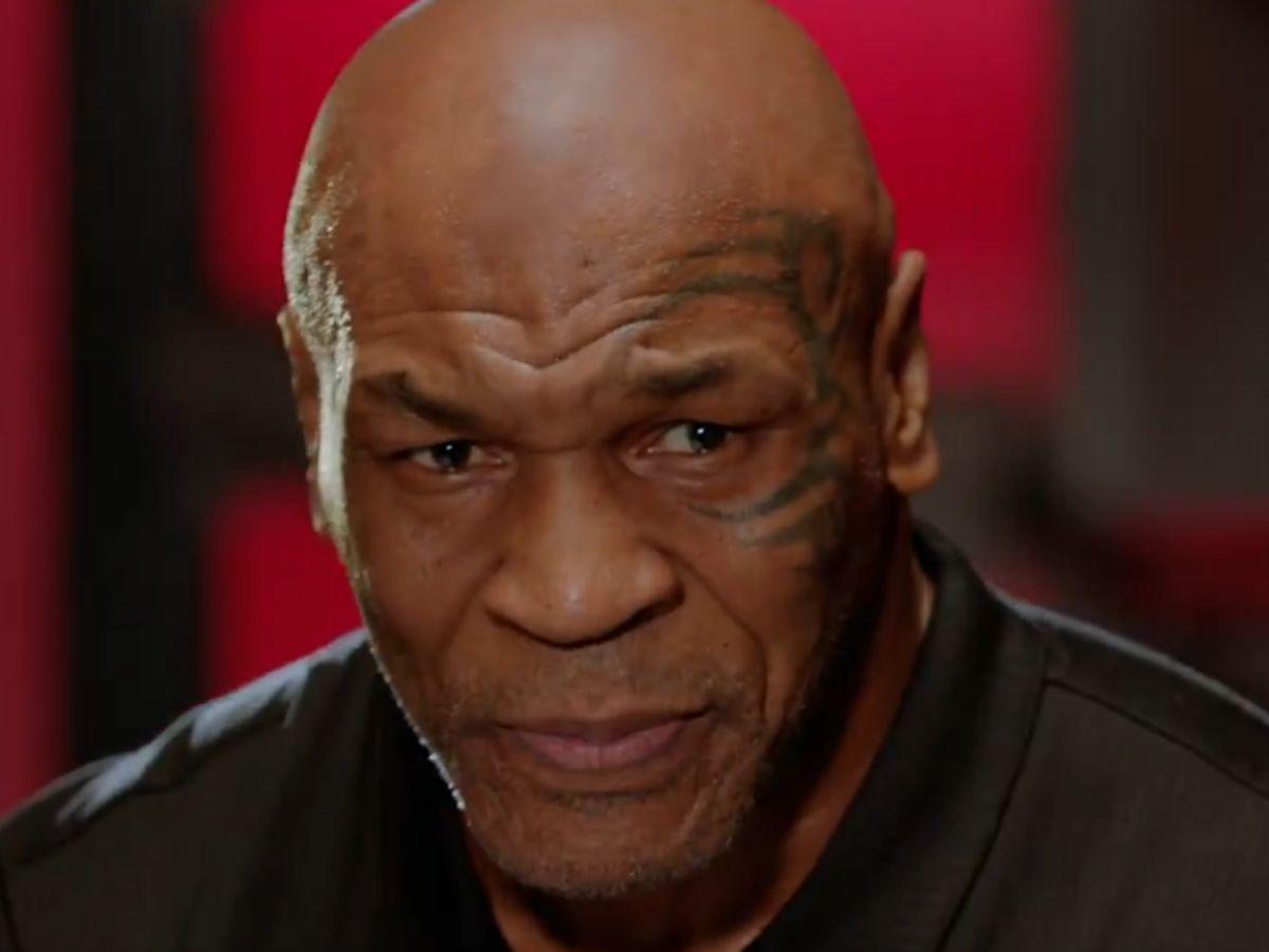 Mike Tyson presume su físico en la ceremonia de pesaje antes de su pelea con Jake Paul