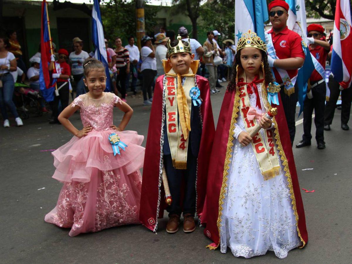 Con llamativos trajes, niños y niñas deslumbran en los desfiles en Comayagüela