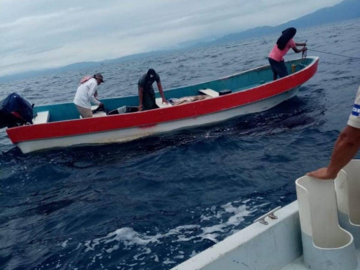 Tras cuatro días a la deriva, rescatan con vida a tres pescadores en Cayos Cochinos