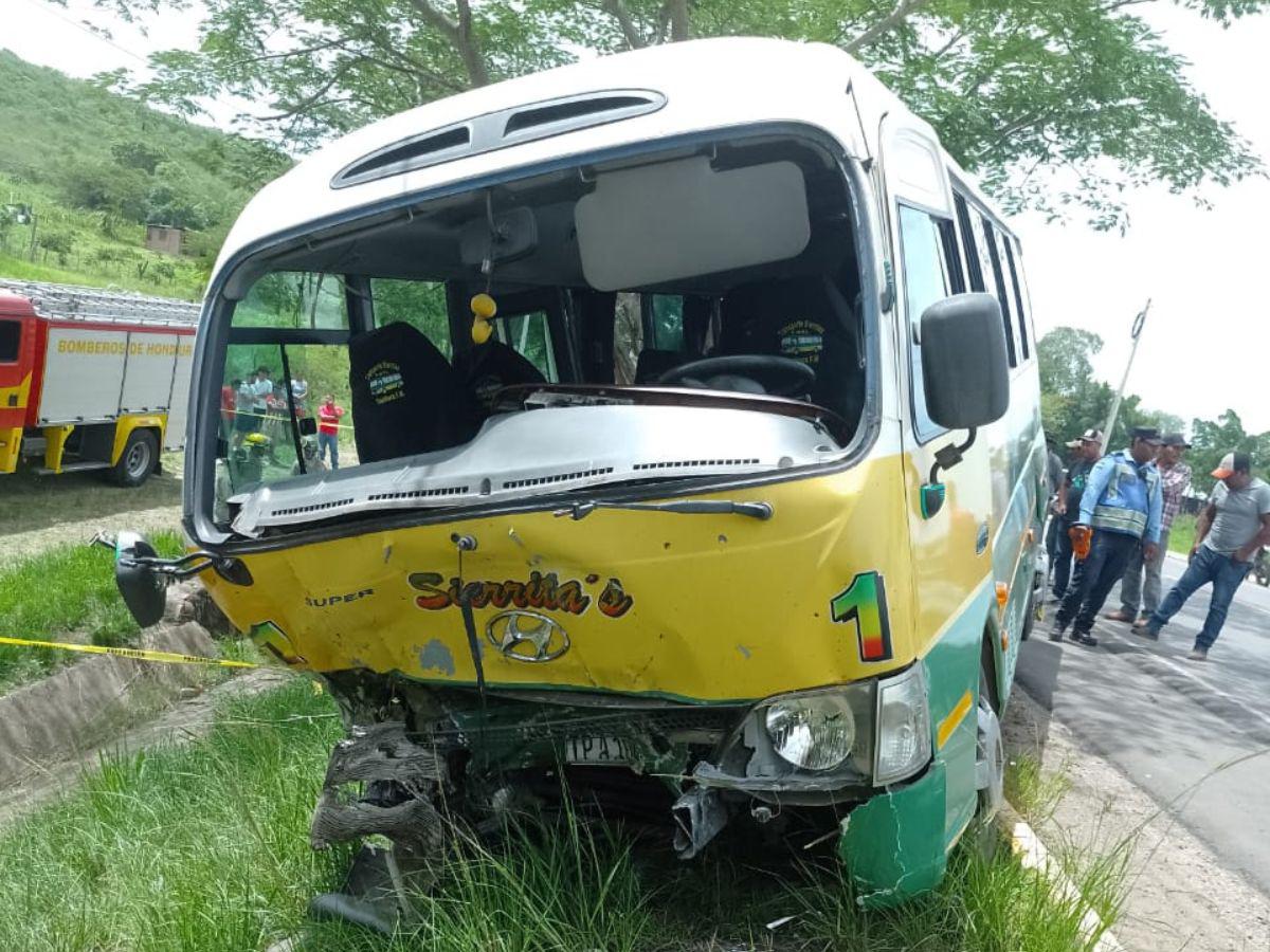 Así quedó el autobús tras el fuerte impacto.