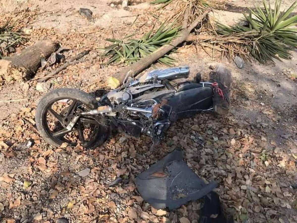 La motocicleta quedó hecha pedazos tras el accidente.