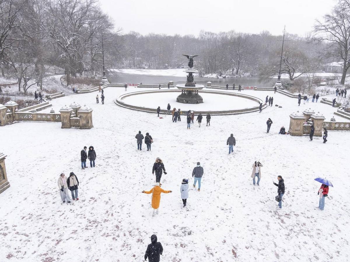 Tormenta de nieve en EUA deja impresionantes imágenes en Nueva York