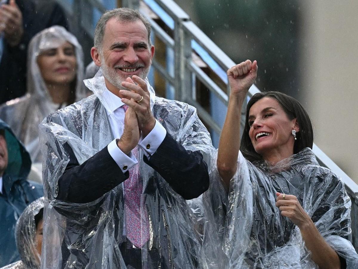 El rey de España Felipe VI y la reina de España Letizia aplauden el anuncio de los atletas españoles durante la ceremonia inaugural de los Juegos Olímpicos de París.