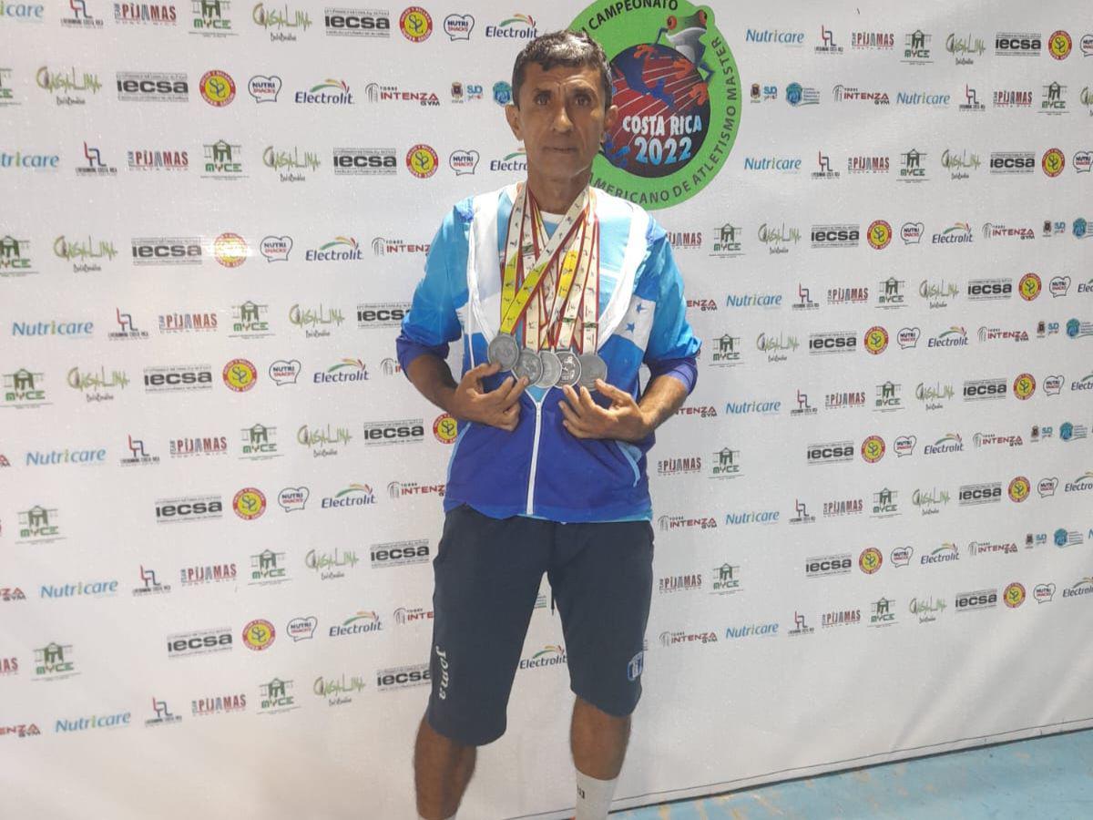 Leonel Flores, reconocido preparador físico hondureño, conquista cinco medallas en torneo de atletismo en Costa Rica