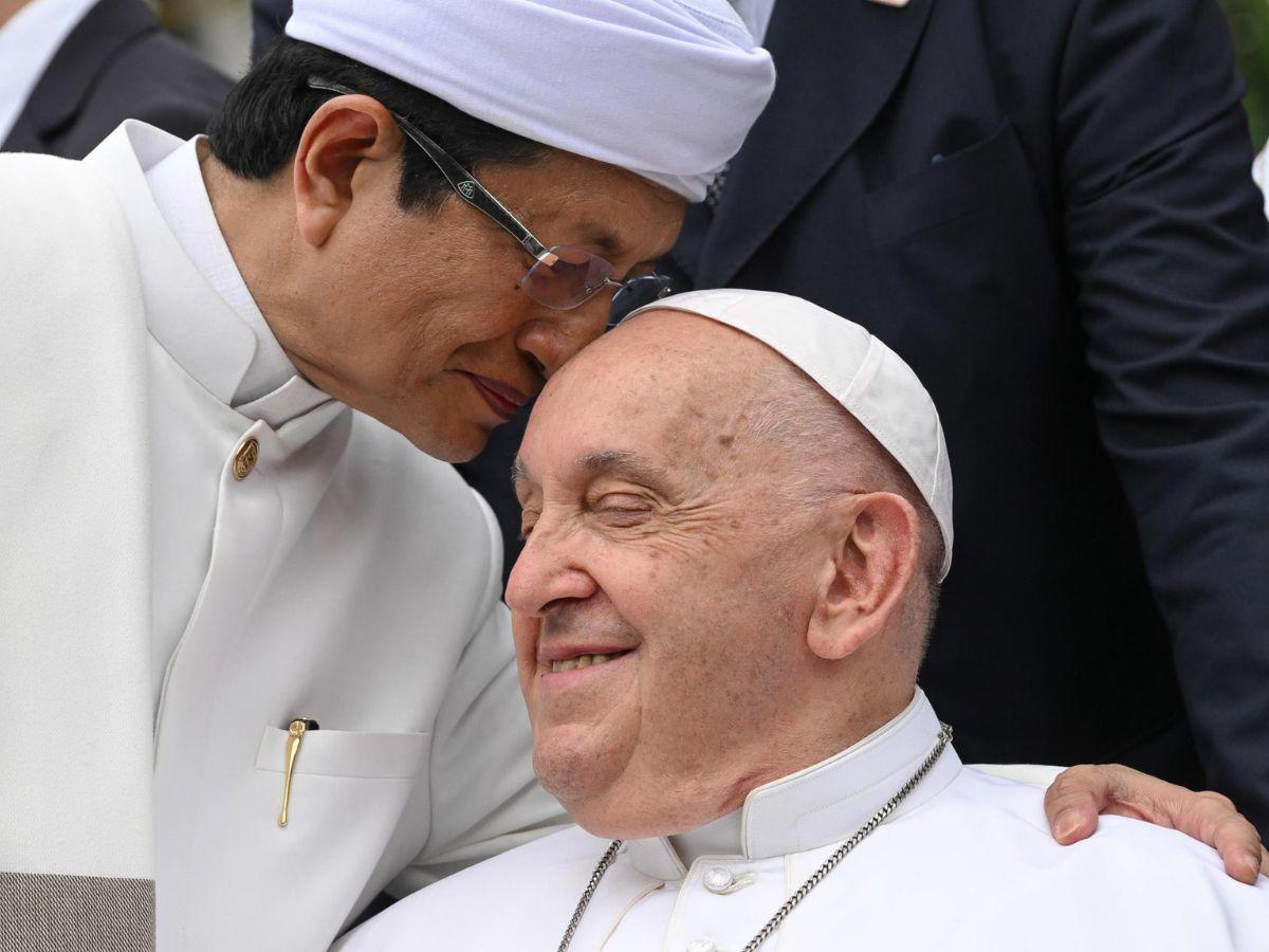 El gran imán de la<b> </b>mezquita Istiqlal, Nasaruddin Umar, dio un beso en la cabeza al papa Francisco.