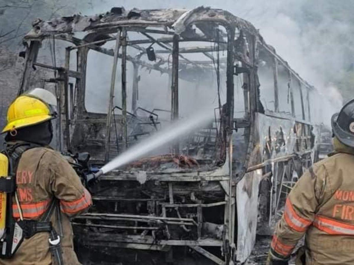 Calcinado queda un bus que transportaba migrantes venezolanos en Copán