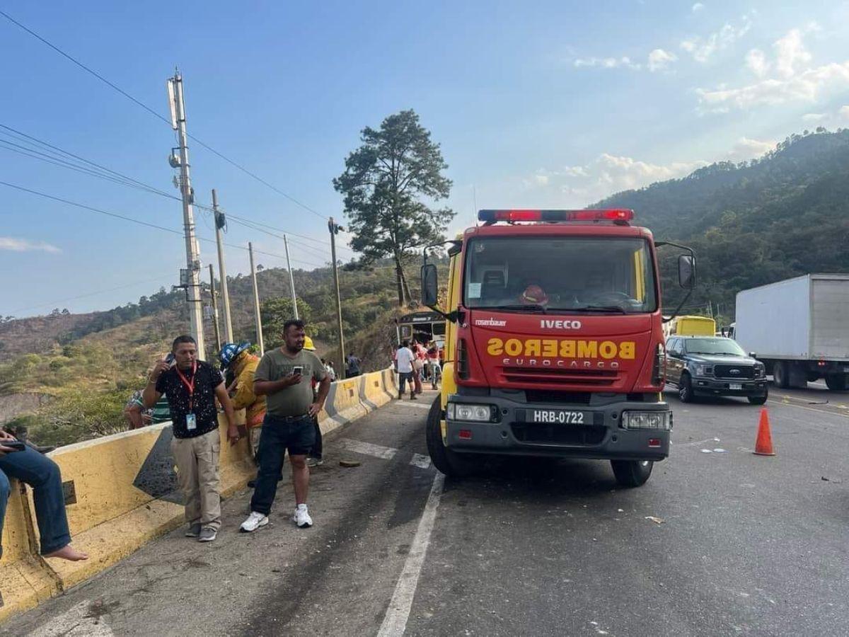 Elementos del Cuerpo de Bomberos llegaron hasta el lugar de los hechos para socorrer a los afectados.