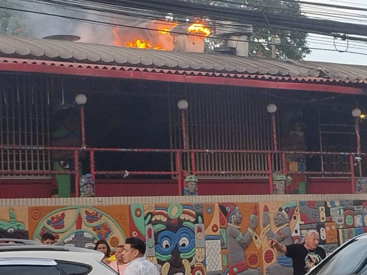 Imágenes del incendio en restaurante emblemático de Tegucigalpa; solo dejó daños materiales