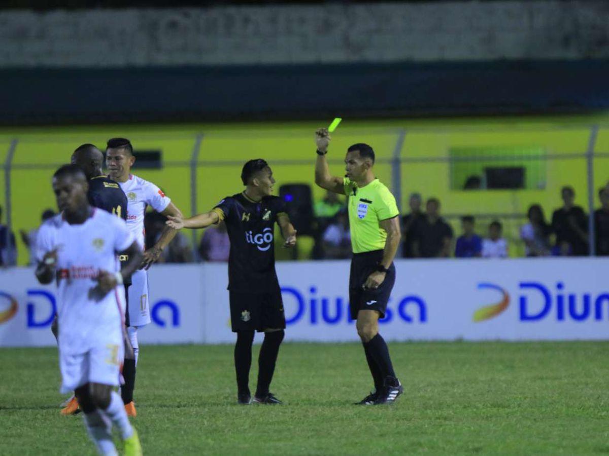 El árbitro Nelson Salgado lideró la polémica en el duelo de anche luego del señalamiento del línea 2, José Zelaya en el gol lícito de Ángel Barrios que fue invalido por mal señalamiento de fuera de juego.