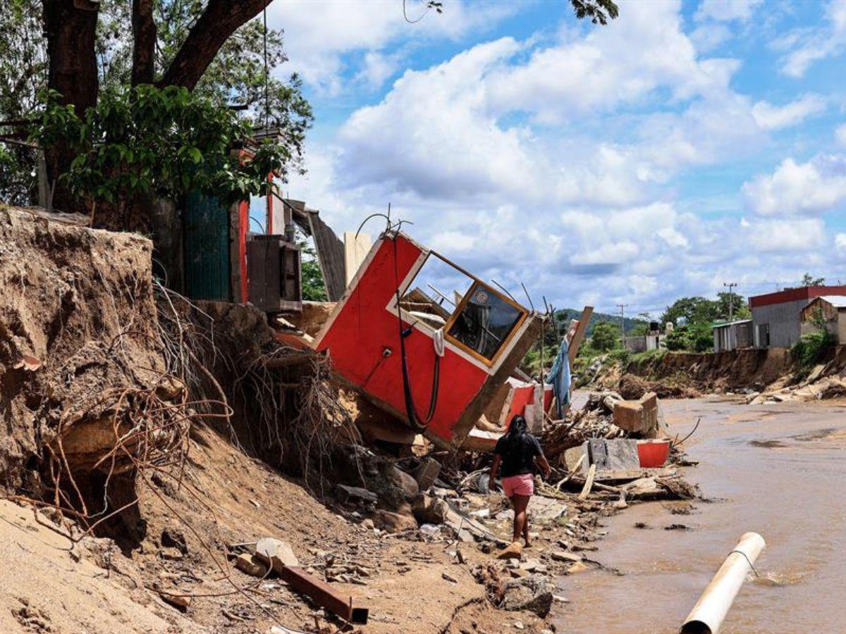 Lluvias del huracán John derrumban casas y sueños de familias en Acapulco, México