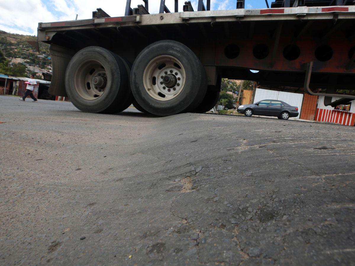 En el anillo periférico también hay una falla que creó un hundimiento capaz de generar serios daños en los vehículos.