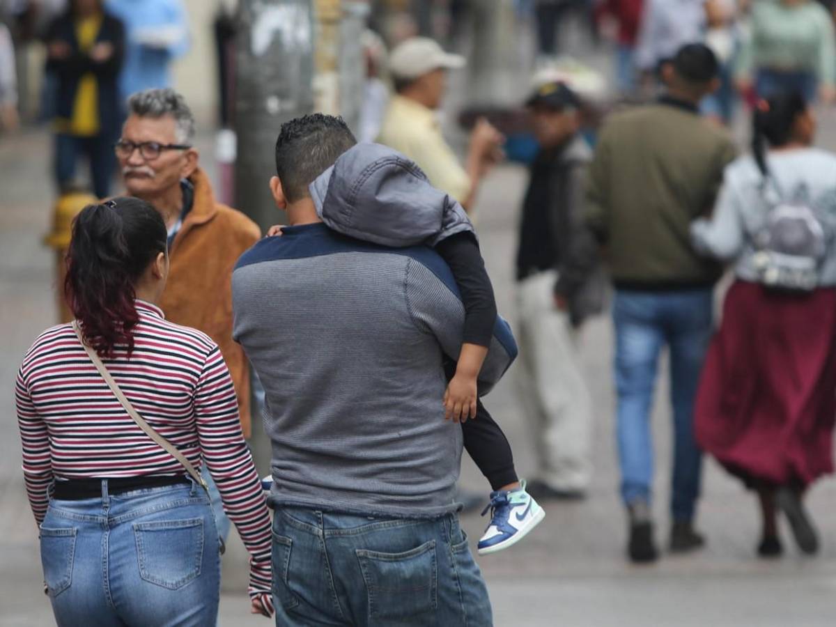 Capitalinos se abrigan ante masa de aire frío con llegada de diciembre