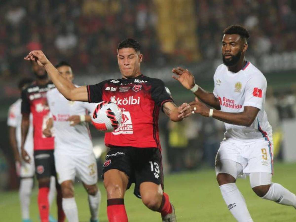 Los goles de Alajuelense con los que remonta y pone en aprietos a Olimpia