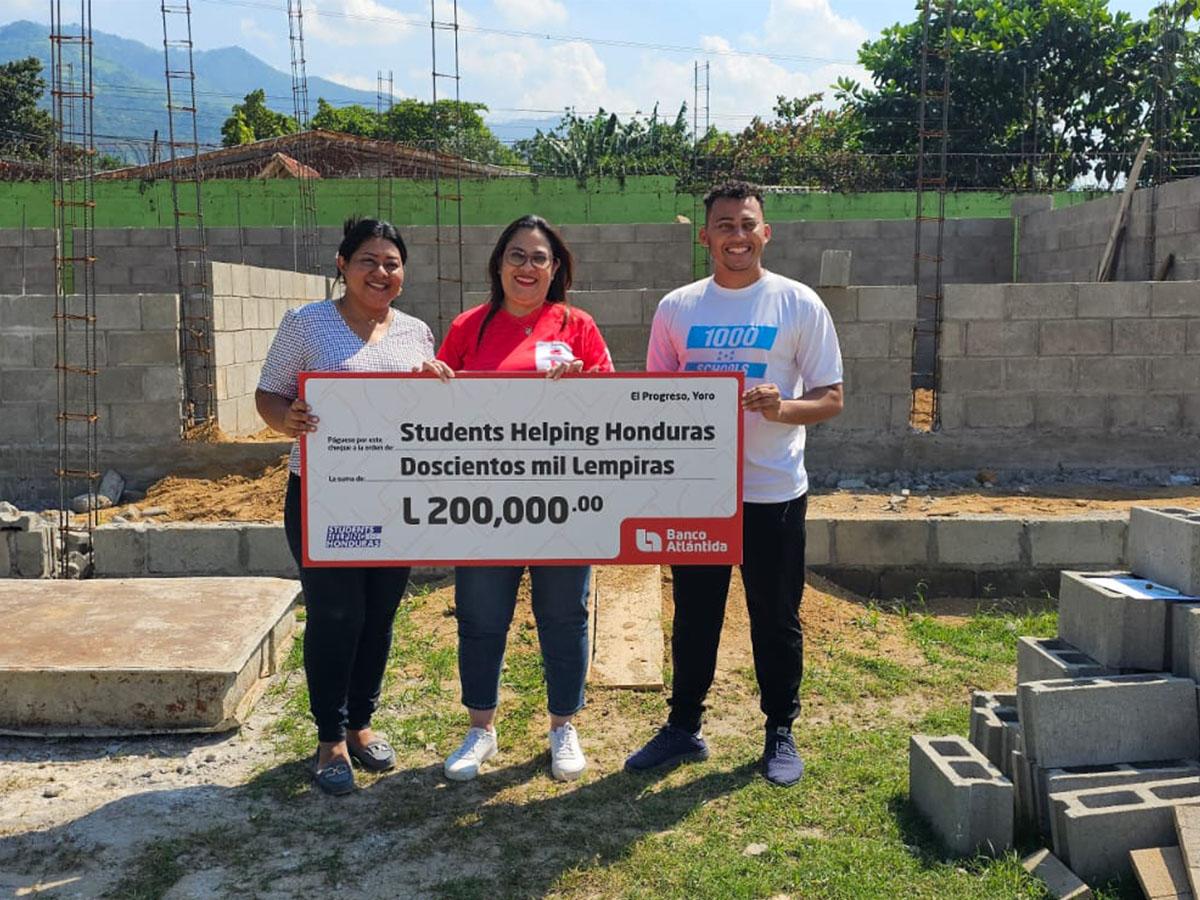 Banco Atlántida y Students Helping Honduras construyen escuela a 170 niños en El Progreso