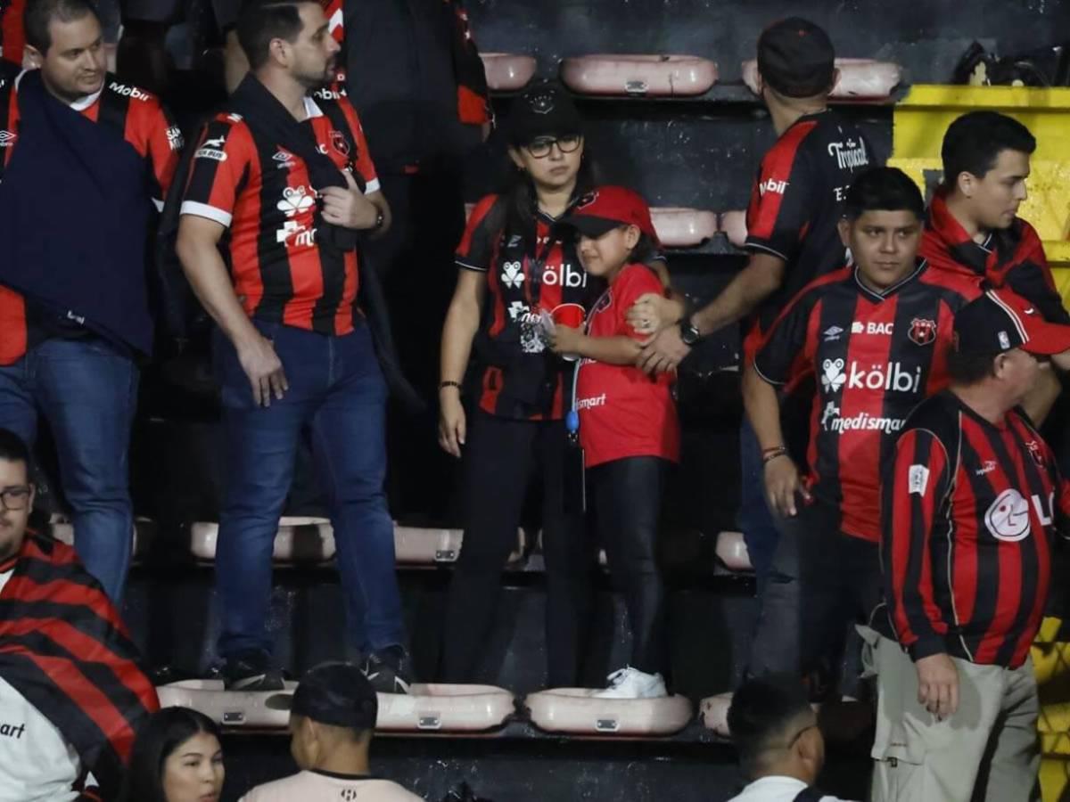 ¡Puñetazos! Tremendo zafarrancho que se armó en final Alajuelense ante Herediano