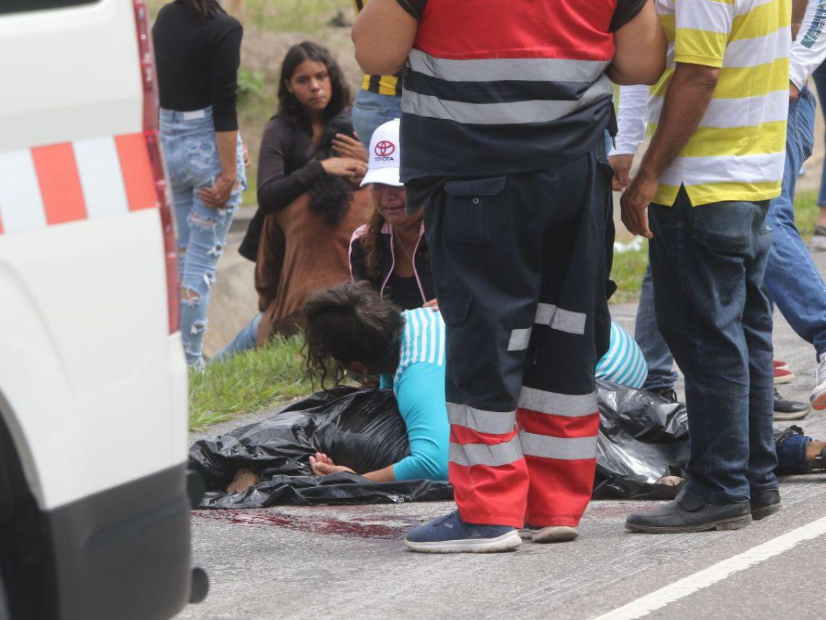 Dolor e impotencia: familiares de jóvenes fallecidos llegan a la zona del accidente en Zambrano