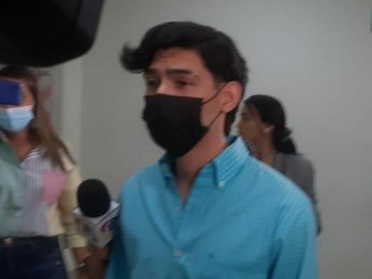 Llega a juzgados Isaac Sandoval, acusado de agredir a tiktoker colombiana en San Pedro Sula