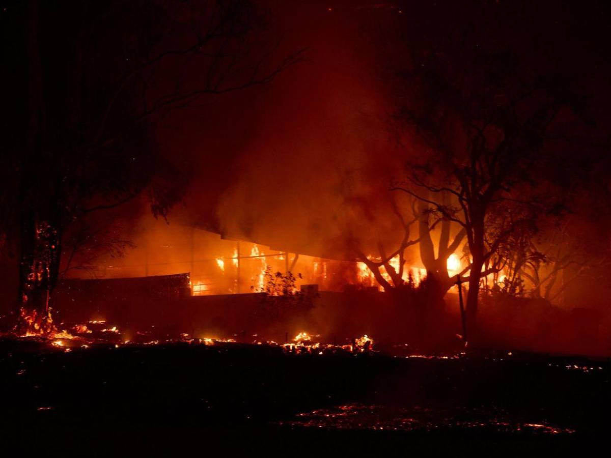 Evacuaciones y cierre de calles: impactantes imágenes del incendio en Malibú