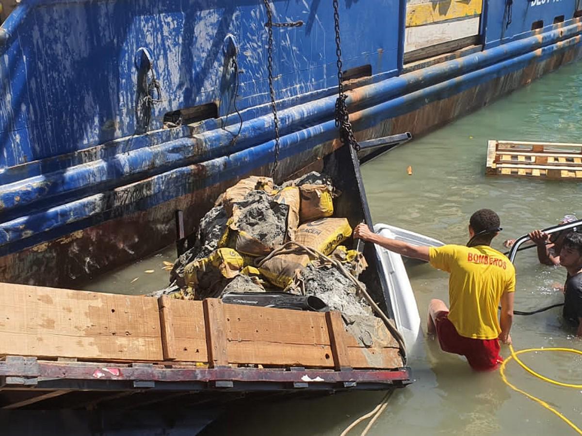 El automotor estaba siendo cargado de cemento que llevaban desde tierra firme a la isla cuando ocurrió la tragedia.