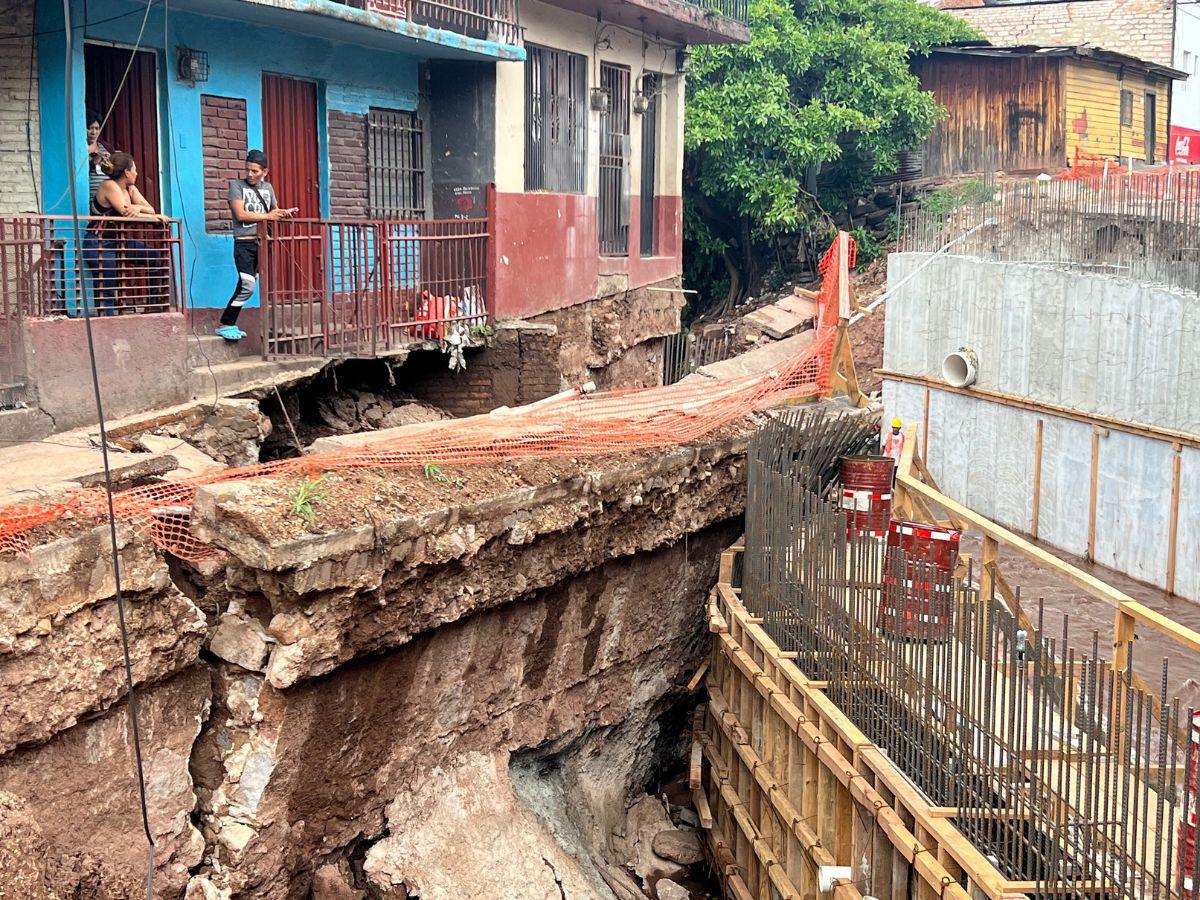 Evacúan a 12 familias del sector de “Los Jucos” por crecida de quebrada