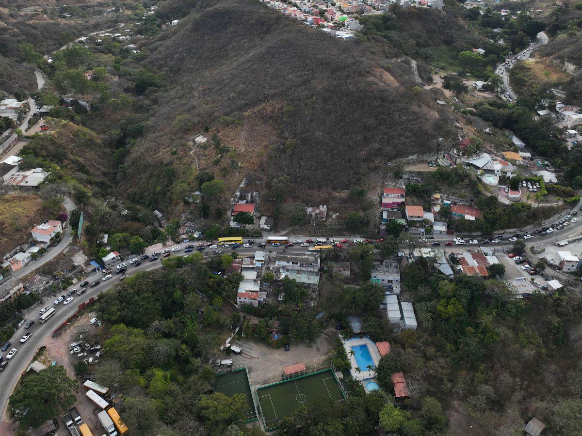 Esta es una vista aérea de la enorme fila de vehículos que cada mañana se extiende por varios kilómetros de la carretera del sur.