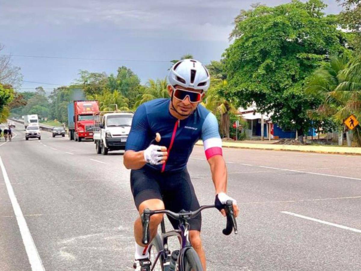 Mario Berríos viajó desde San Pedro Sula hasta Comayagua en bicicleta para presenciar la semifinal Olimpia-Marathón en el Estadio Carlos Miranda.