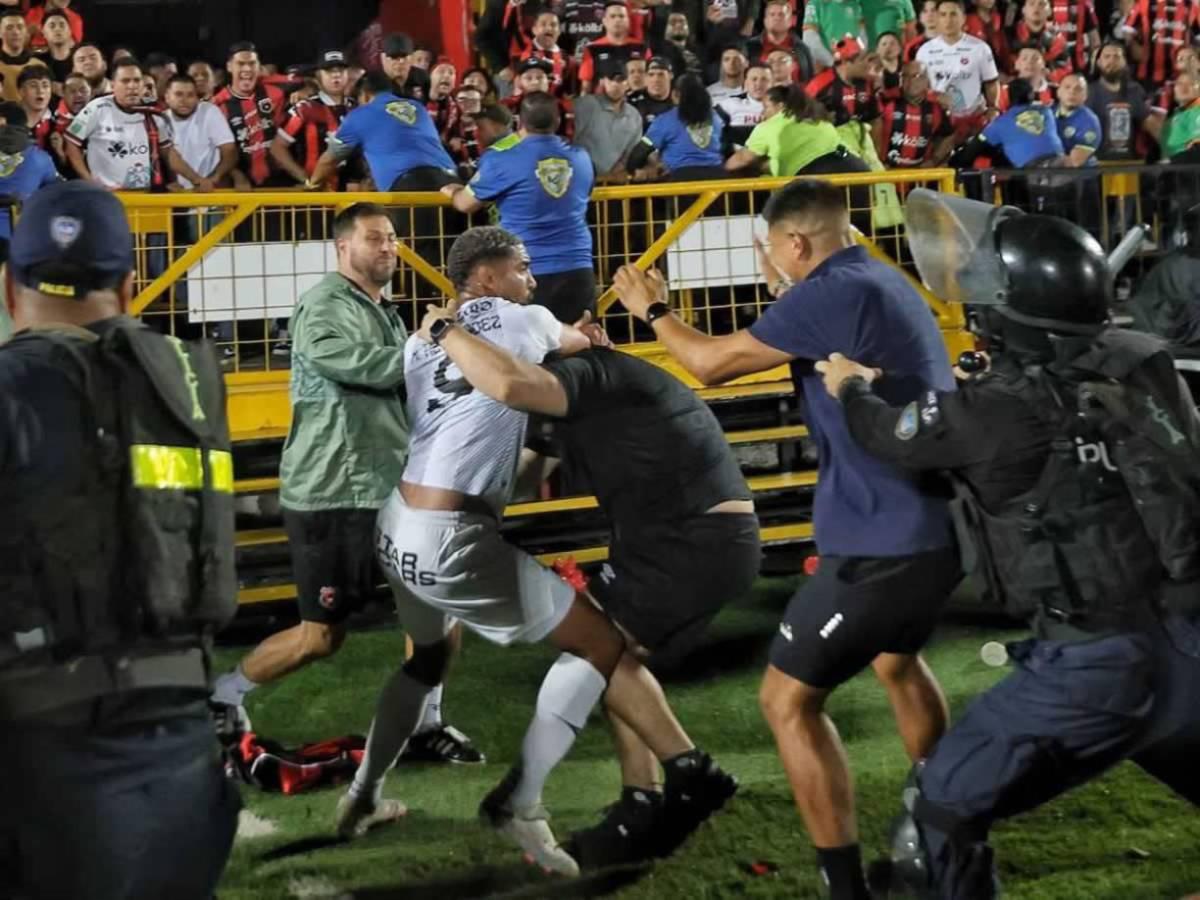 ¡Puñetazos! Tremendo zafarrancho que se armó en final Alajuelense ante Herediano