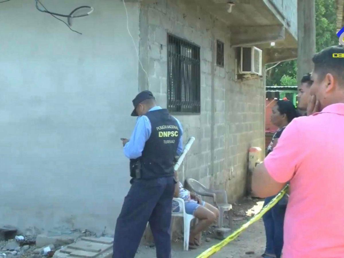 Agentes policiales llegaron hasta la escena del crimen en La Ceiba. Los vecinos del sector se mostraron totalmente conmocionados tras el horrendo asesinato.