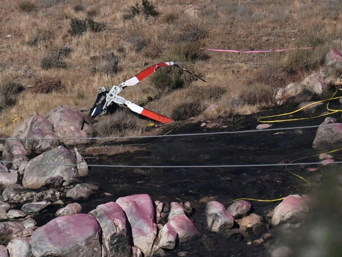 Mueren tres personas en choque de helicópteros que combatían incendio en california