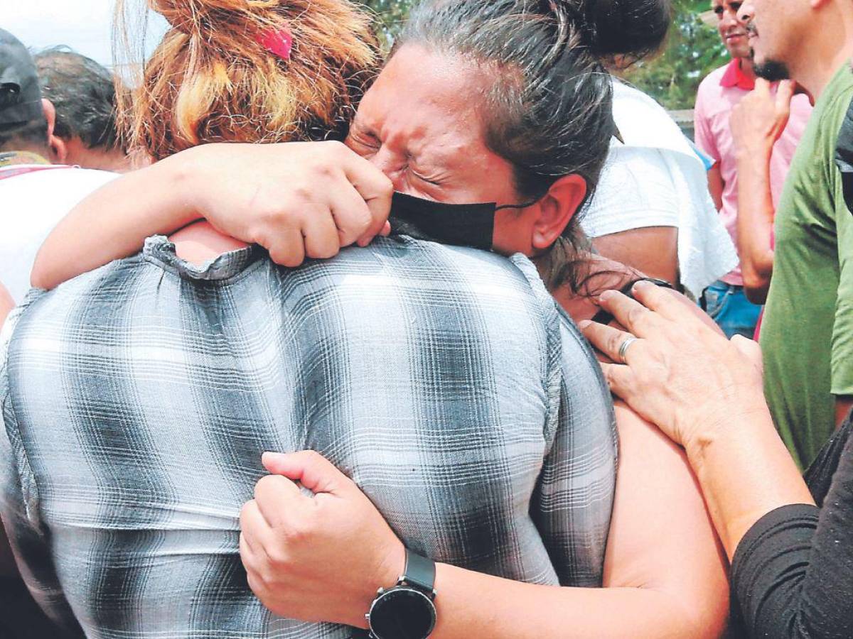 Una mujer de la tercera edad y su hija se funden en un fuerte abrazo en la periferia de Medicina Forense al saber que en efecto una de las fallecidas es su familiar.