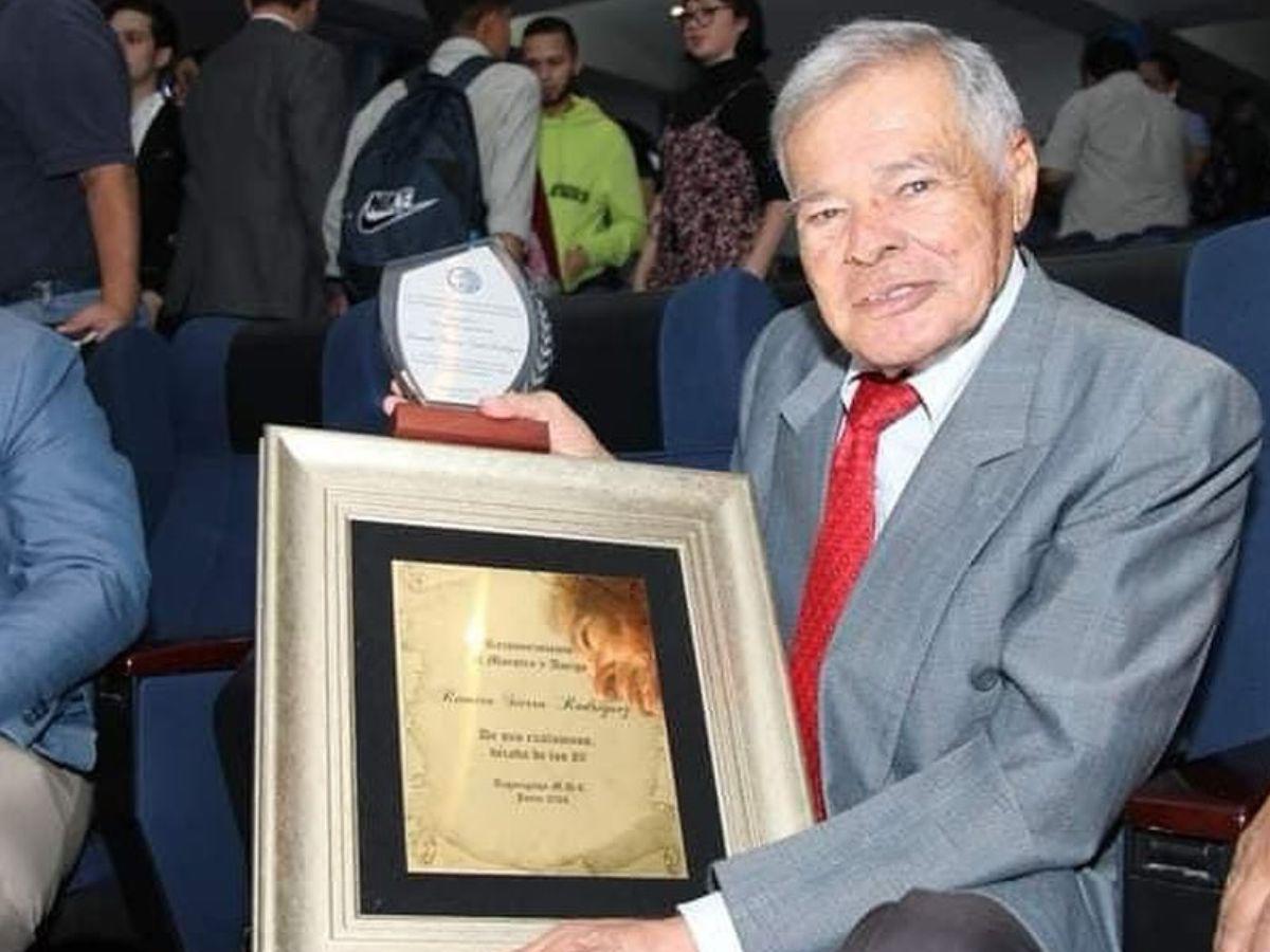 Ramiro Sierra, periodista galardonado por su trayectoria en la Semana del Periodismo