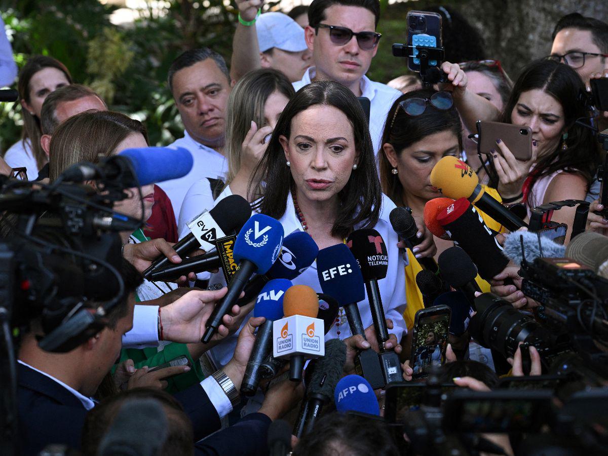 Momento en que Corina Machado ejerce el sufragio.