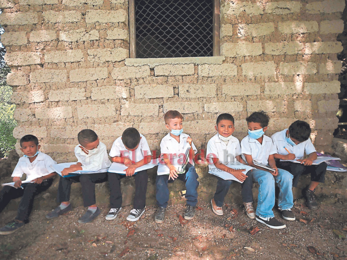 Algunas escuelas del país iniciaron un plan piloto para el retorno a las aulas de clase en plena pandemia. Las escuelas que abrieron sus puertas eran de municipios con una baja tasa de contagios y muertes por covid-19.