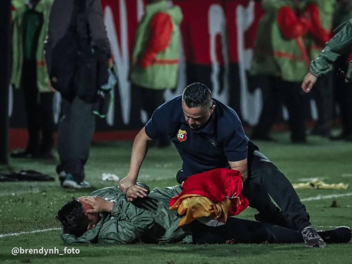 ¡Puñetazos! Tremendo zafarrancho que se armó en final Alajuelense ante Herediano