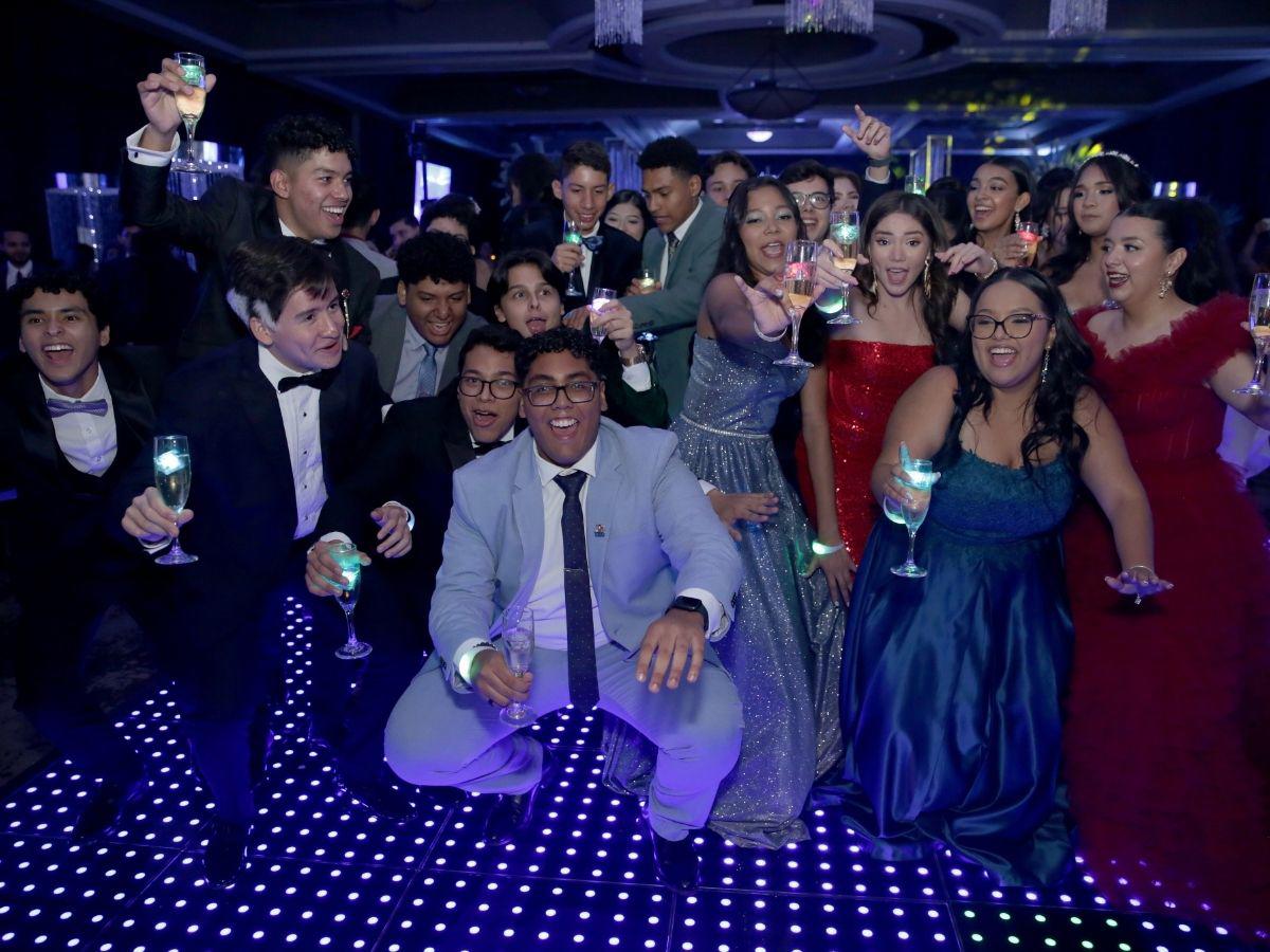 Una Prom Night futurista vivieron los seniors 2024 de la Mayan School