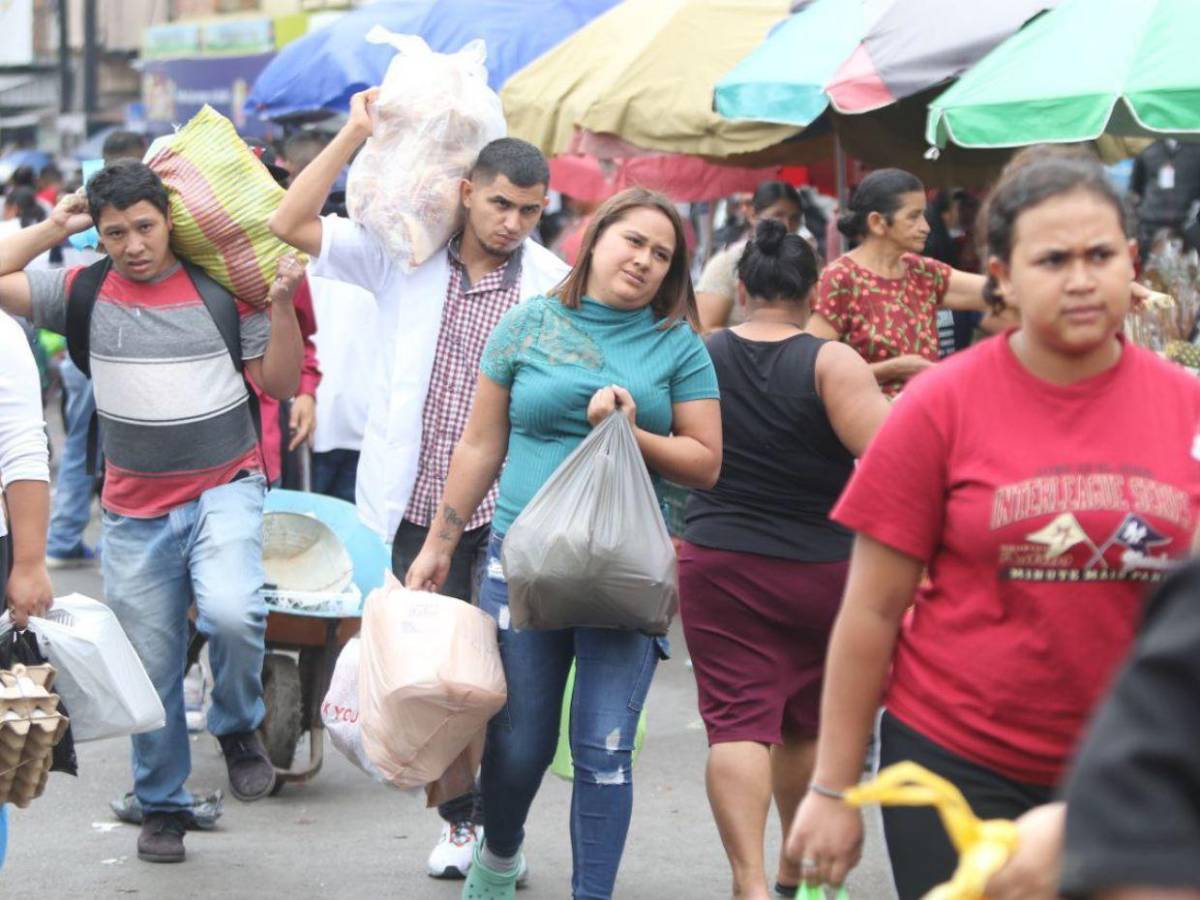 El mercado Zonal Belén abarrotado por las compras de fin de año