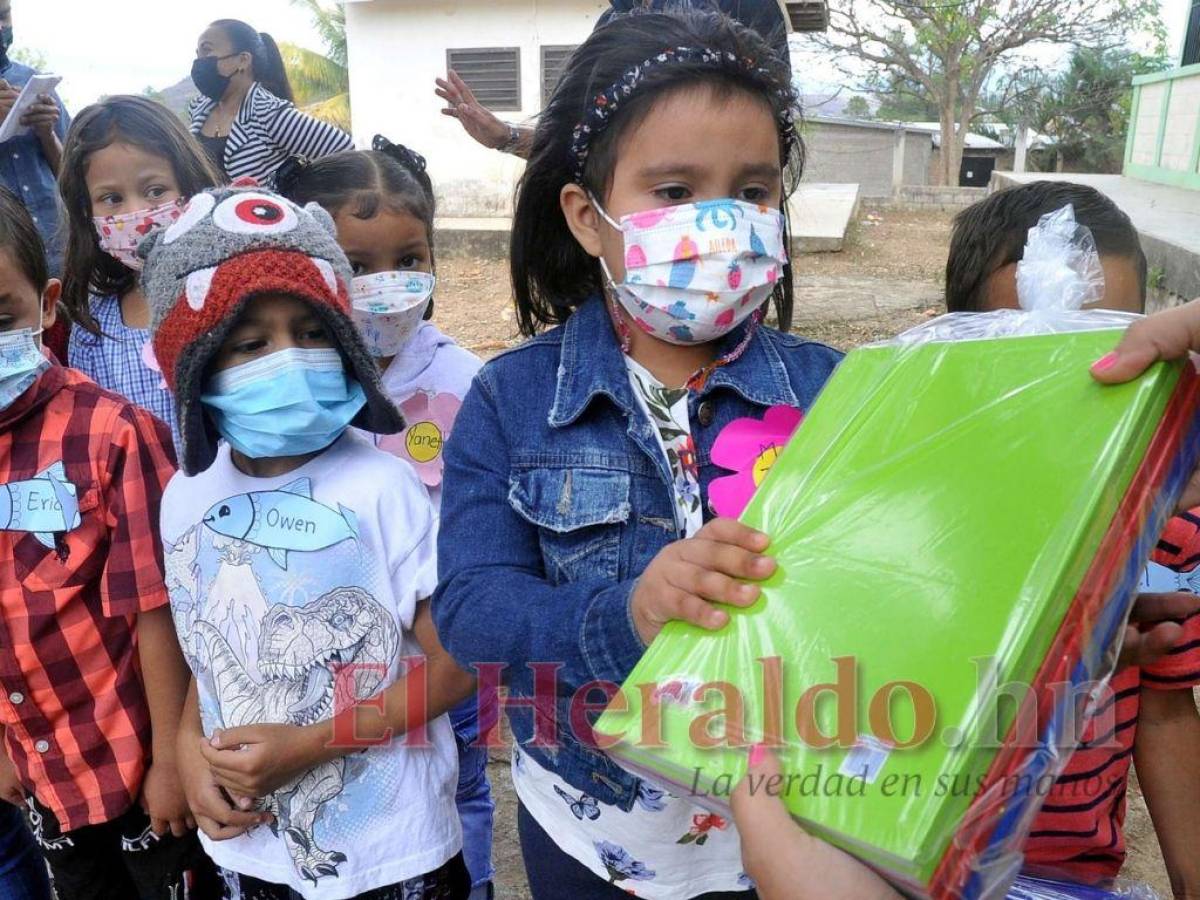 Durante la entrega de cuadernos, los niños no dejaban de agradecer por sus nuevos útiles escolares, pues muchos de ellos todavía no contaban con este recurso para sus estudios.