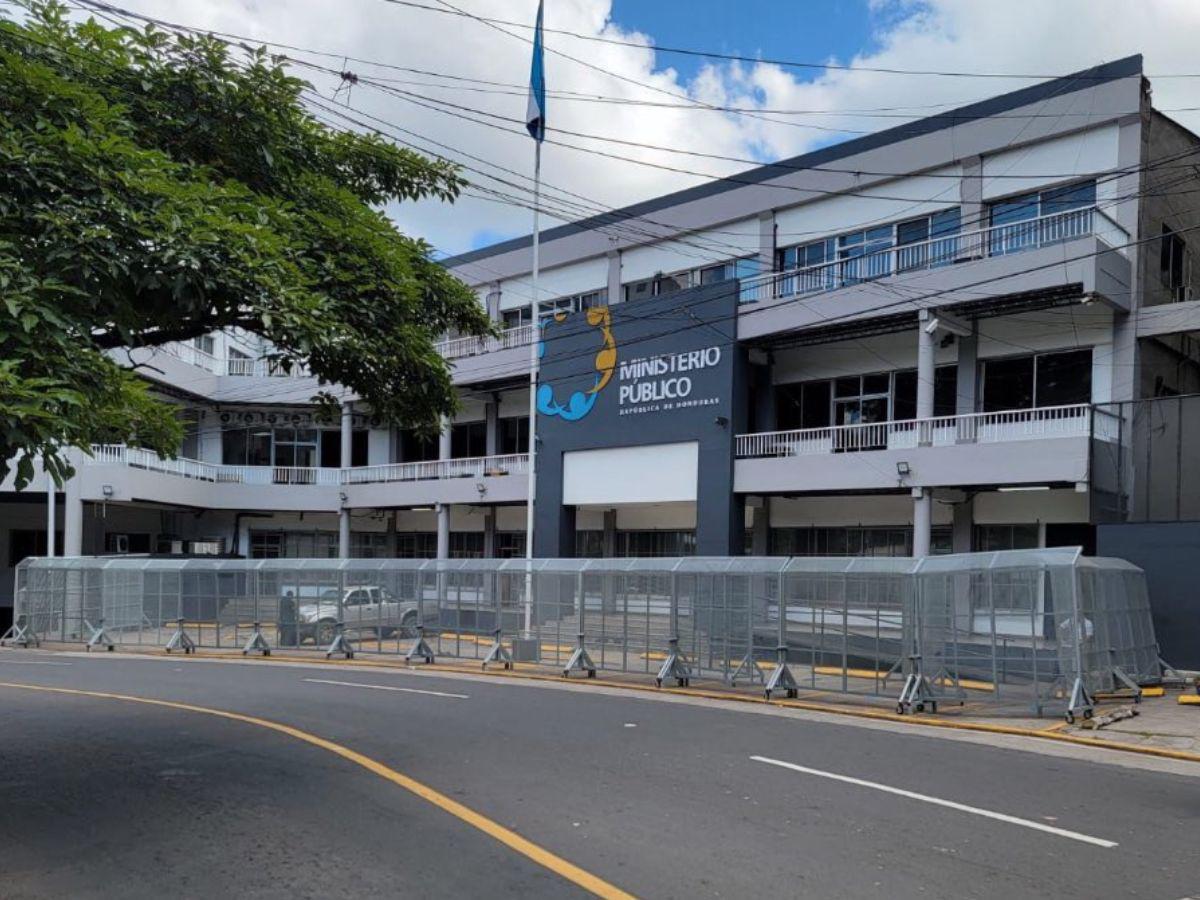 Ministerio Público coloca vallas de seguridad frente a su edificio