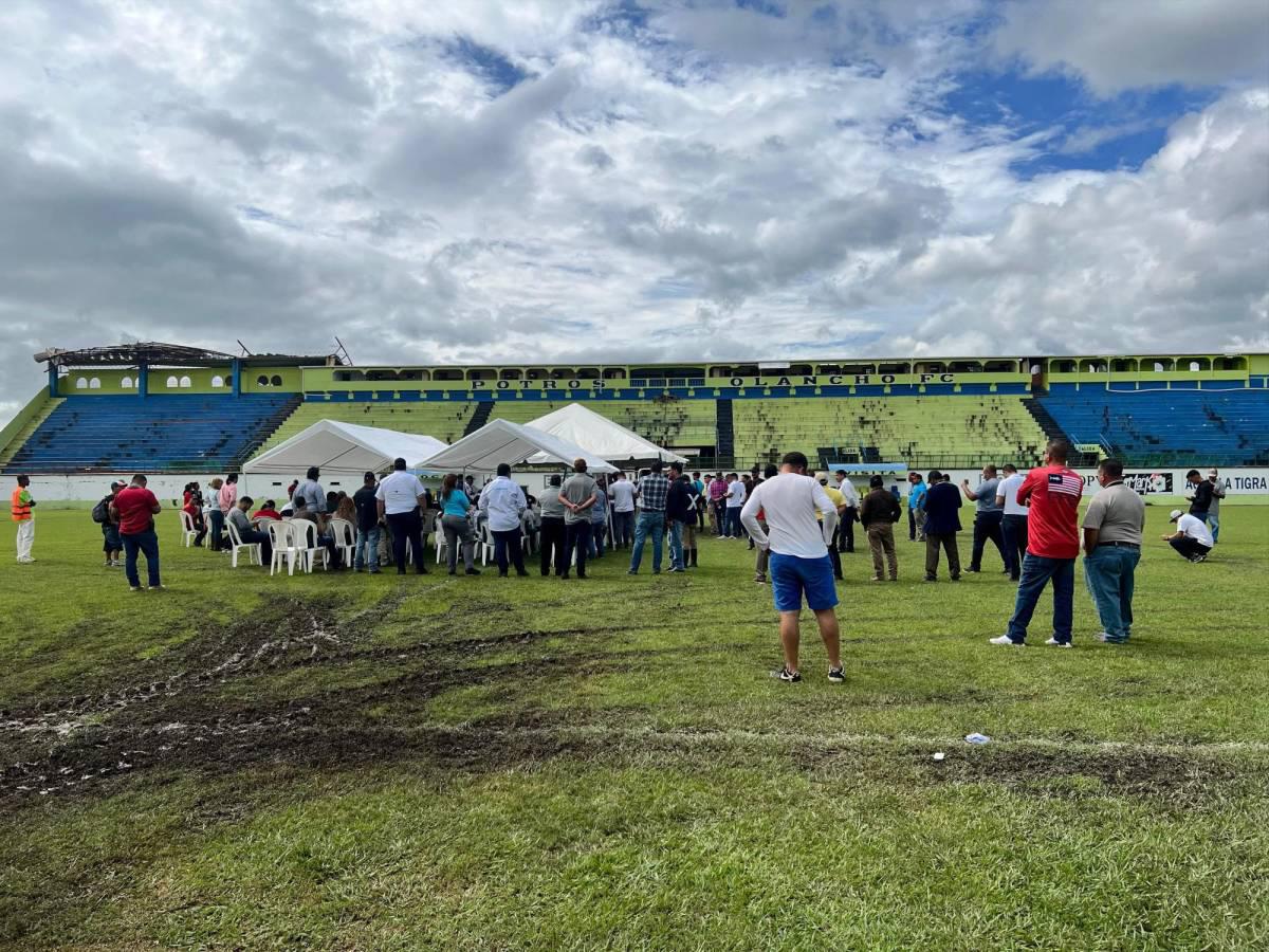 Comienzan los trabajos de cambio de engramillado en el estadio Juan Ramón Brevé