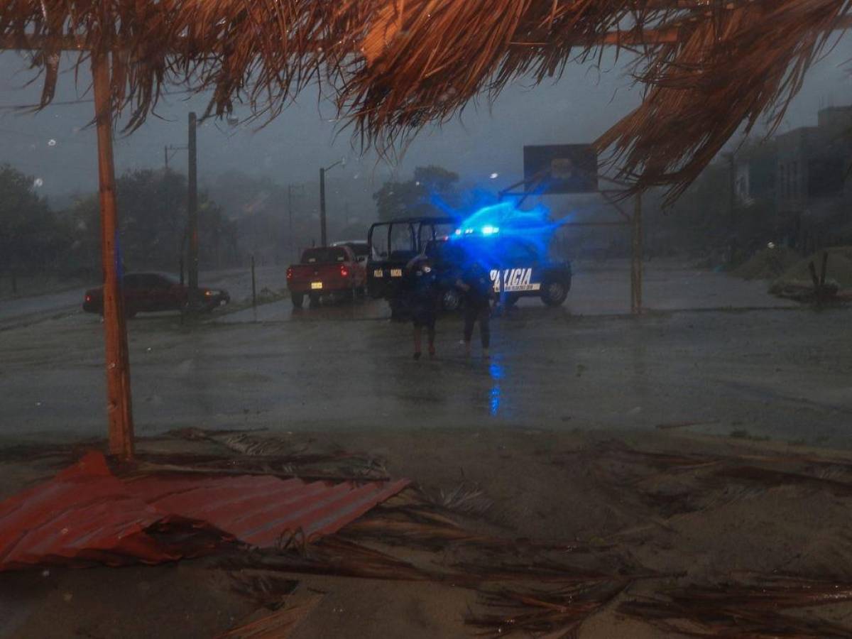 El paso de Agatha provoca daños en carreteras en la costa del Pacífico mexicano