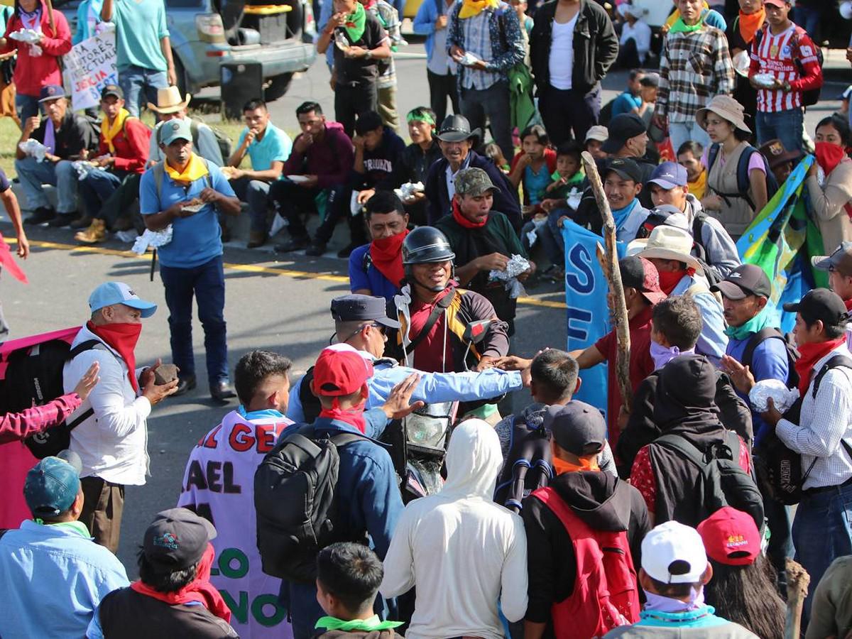 Con quema de llantas y pancartas, bloquean carretera CA-5 y exigen justicia para Juan López