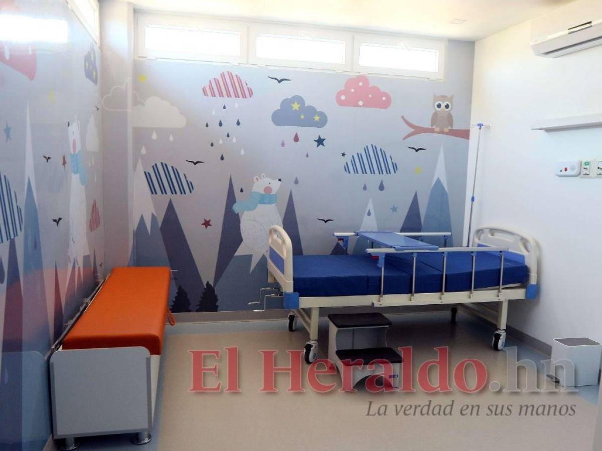 Esta es una de las diez habitaciones para cuidados especializados de los niños con cáncer, en las paredes hay dibujos animados.