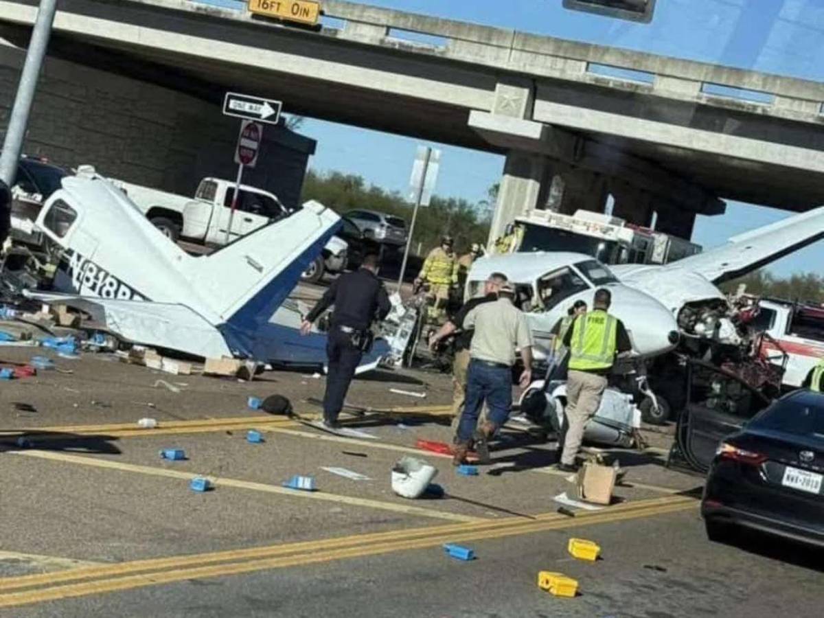 Avioneta aterriza de emergencia y se estrella en autopista de Texas