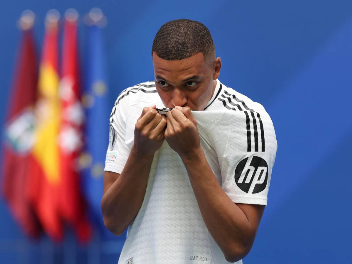 Kylian Mbappé ha sido presentado por Real Madrid en un repleto Santiago Bernabéu